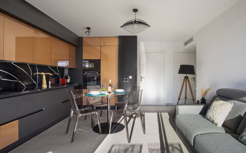 Le Grey Pearl: Meubles, Design Intérieur, Sol, Cuisine, Bois, Sol, Plafond, Comptoir, Pièce, Chaise