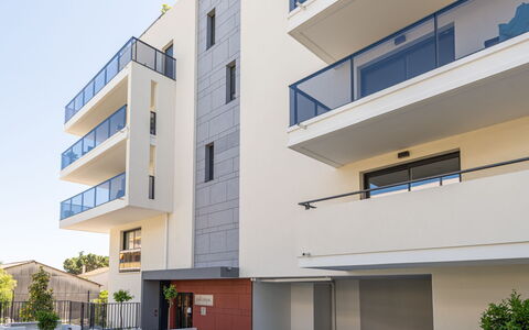Le Grey Pearl: Bâtiment, Jour, Plante, Fenêtre, Blanc, Ciel, Design Urbain, Quartier, Condominium