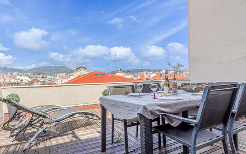 Les Terrasses de L'Escurial: Plante, Bâtiment, Jour, Propriété, L'Eau, Ciel, Bleu, Bleu Azur, Arbre, Arecales