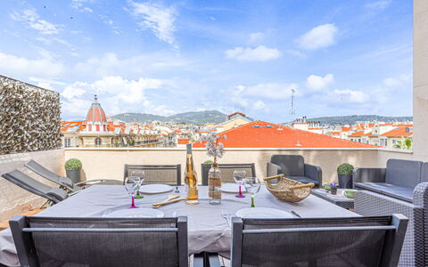 Les Terrasses de L'Escurial: Plante, Bâtiment, Jour, Propriété, L'Eau, Ciel, Bleu, Bleu Azur, Arbre, Arecales