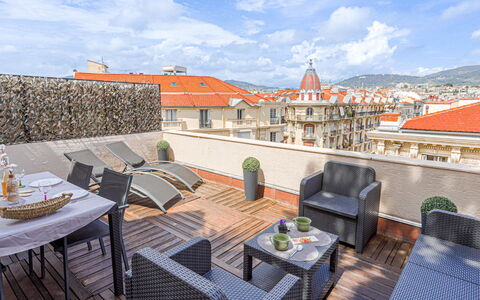 Les Terrasses de L'Escurial: Plante, Bâtiment, Jour, Propriété, L'Eau, Ciel, Bleu, Bleu Azur, Arbre, Arecales