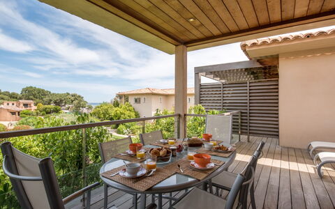 Côté Plage: Meubles, Propriété, Ciel, Table, Plante, Pot De Fleur, Bâtiment, Chaise, Bois, Design Intérieur