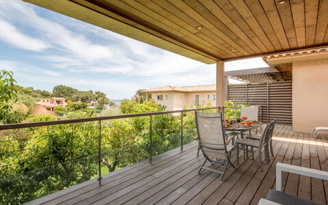 Côté Plage: Plante, Bâtiment, Ciel, Propriété, Meubles, Nuage, Bois, Porche, Ombre, Chaise