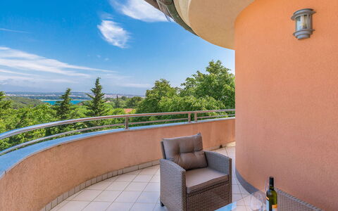 Matej: Ciel, Propriété, Bâtiment, Ombre, Canapé, Bois, Design Intérieur, Nuage, Arbre, Mobilier De Jardin