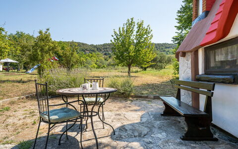 Little Castle: Meubles, Chalet, Mobilier De Jardin, Jardin, Tableau De Plein Air, Chaise, Aménagement Paysager, Table Cuisine Et Salle A Manger, Ombre, Ferme