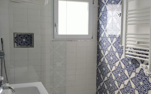 Massa Lubrense 537: Sol, Sol, Salle De Bains, Design Intérieur, Luminaire Plomberie, Tuile, Toilette, Siège De Toilette, Plomberie, Pièce