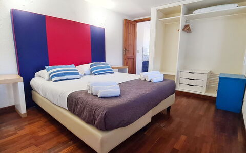 Massa Lubrense 537: Lit, Chambre, Drap De Lit, Literie, Sol, Sol, Design Intérieur, Meubles, Linge, Cadre De Lit