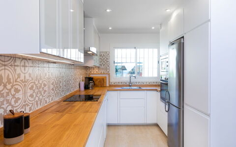 Panorama Beach: Cabinetry, Comptoir, Cuisine, Électroménager, Bois, Bâtiment, Appareil De Cuisine, Sol, Sol