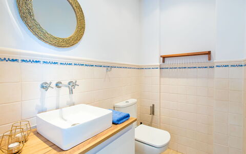 Panorama Beach: Miroir, Propriété, Luminaire Plomberie, Salle De Bains, Bleu, Bleu Azur, Lavabo, Violet, Robinet, Évier