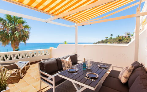 Panorama Beach: Ciel, Canapé, Table, Meubles, Propriété, Bleu Azur, Bâtiment, Plante, L'Eau, Chaise