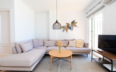 Panorama Beach: Meubles, Canapé, Bâtiment, Table, Bois, Confort, Design Intérieur, Sol, Salon