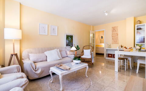 Rincon Dorado: Table, Meubles, Propriété, Canapé, Bâtiment, Design Intérieur, Éclairage, Orange, Plante D'Appartement, Bois