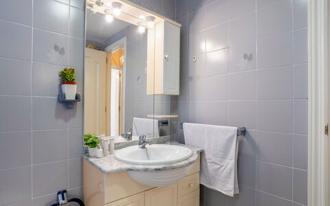 Rincon Dorado: Miroir, Évier, Robinet, Luminaire Plomberie, Lavabo, Armoire De Toilette, Plante, Salle De Bains, Cabinetry, Violet