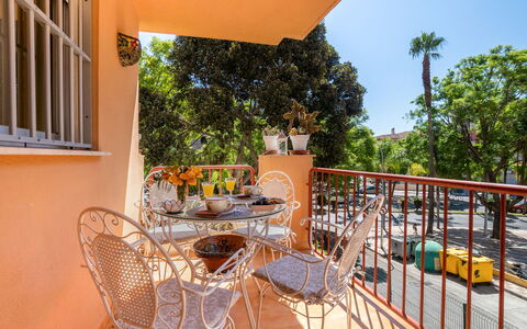 Rincon Dorado: Meubles, Table, Propriété, Chaise, Bâtiment, Pot De Fleur, Ciel, Fenêtre, Ombre, Plante