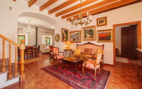 Es Muntant: Meubles, Propriété, Cadre, Table, Bois, Design Intérieur, Bâtiment, Orange, Sol, Salle