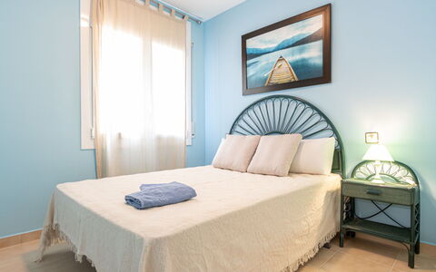 Garbinell: Propriété, Meubles, Bleu Azur, Confort, Bois, Ombre, Design Intérieur, Textile, Éclairage