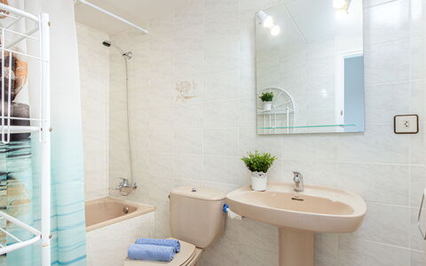 Garbinell: Miroir, Luminaire Plomberie, Robinet, Propriété, Évier, Lavabo, Salle De Bains, Plante, Violet, Design Intérieur