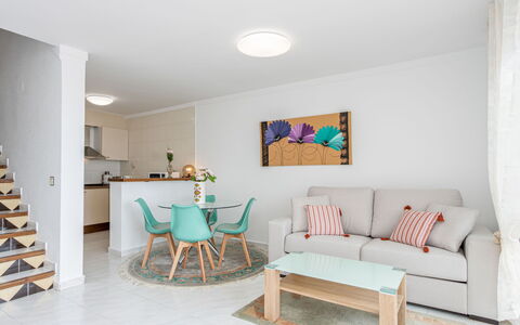 Garbinell: Table, Meubles, Propriété, Canapé, Chaise, Bleu Azur, Design Intérieur, Bois, Sol