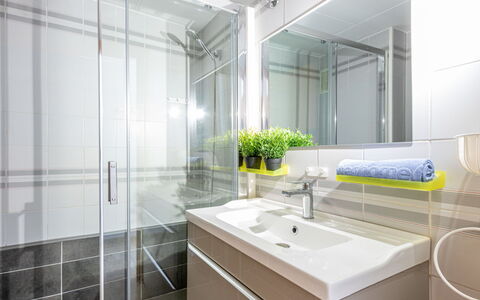 Miami: Miroir, Robinet, Luminaire Plomberie, Plante, Évier, Propriété, Bâtiment, Salle De Bains, Lavabo, Design Intérieur