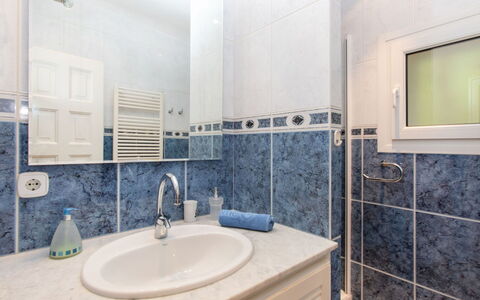 Can Berta: Robinet, Luminaire Plomberie, Évier, Bâtiment, Salle De Bains, Lavabo, Design Intérieur, Plante, Sol