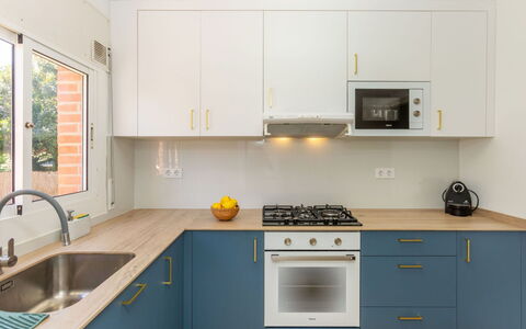 Mirror: Cuisine, Appareil De Cuisine, Comptoir, Cabinetry, Principaux Appliance, Design Intérieur, Cuisinière, Sol, Bois, Le Fourneau