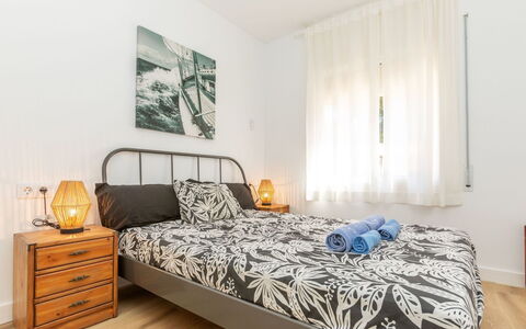 Mirror: Lit, Meubles, Design Intérieur, Literie, Chambre, Drap De Lit, Pièce, Bois, Sol, Linge