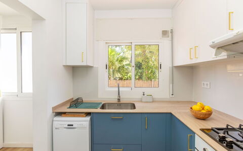 Mirror: Cuisine, Principaux Appliance, Comptoir, Appareil De Cuisine, Evier, Bois, Cabinetry, Design Intérieur, Meubles, Domicile