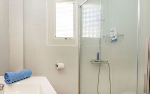 Mirror: Salle De Bains, Mur, Luminaire Plomberie, Design Intérieur, Sol, Sol, Plomberie, Éclairage, Miroir, Robinet
