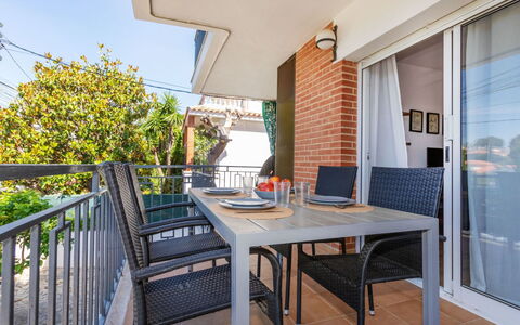 Mirror: Meubles, Chaise, Mobilier De Jardin, Balcon, Table Cuisine Et Salle A Manger, Tableau De Plein Air, Ombre, Porche, Patio, Tache De Bois