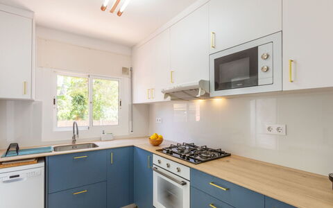 Mirror: Cuisine, Comptoir, Appareil De Cuisine, Principaux Appliance, Bois, Cabinetry, Design Intérieur, Sol, Cuisinière, Sol