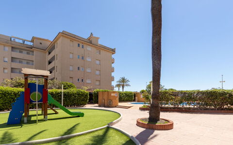 Cunit 63: Ciel, Plante, Bâtiment, Fenêtre, Design Urbain, Arecales, Arbre, Herbe, Condominium, Ombre
