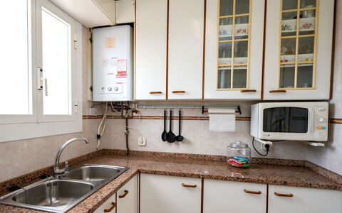 Cunit 63: Evier, Robinet, Propriété, Évier, Cabinetry, Fenêtre, Comptoir, Luminaire Plomberie, Cuisine, Bois