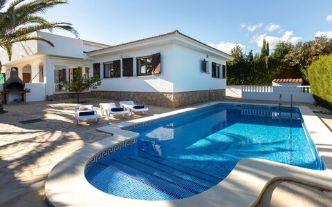 Villa Dorada: L'Eau, Ciel, Propriété, Bâtiment, Plante, Piscine, Bleu Azur, Ombre, Mobilier De Jardin, Arbre