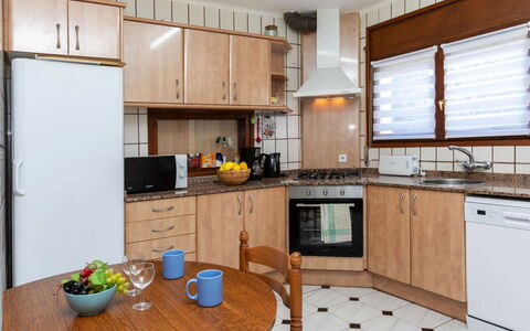 Villa Dorada: Cabinetry, Comptoir, Meubles, Propriété, Évier, Evier, Table, Cuisine, Bois, Appareil De Cuisine