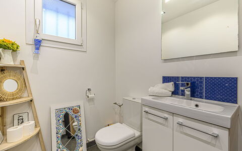 Bretagne: Miroir, Propriété, Luminaire Plomberie, Fenêtre, Siège De Toilette, Armoire De Toilette, Salle De Bains, Bleu Azur, Bleu, Violet