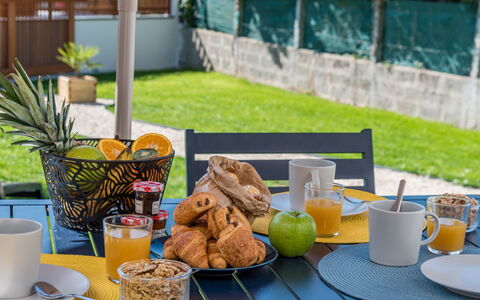 Bretagne: Aliments, Table, Vaisselle, Plante, Meubles, Vert, Vaisselle, Tasse À Café, Drinkware, Coupe