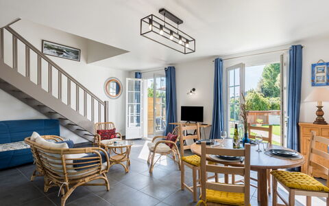 Bretagne: Meubles, Table, Propriété, Fenêtre, Bleu, Bleu Azur, Design Intérieur, Bois, Chaise, Éclairage