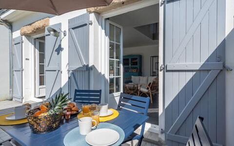 Bretagne: Table, Meubles, Pot De Fleur, Chaise, Fenêtre, Vaisselle, Ombre, Mobilier De Jardin, Bâtiment, Canapé