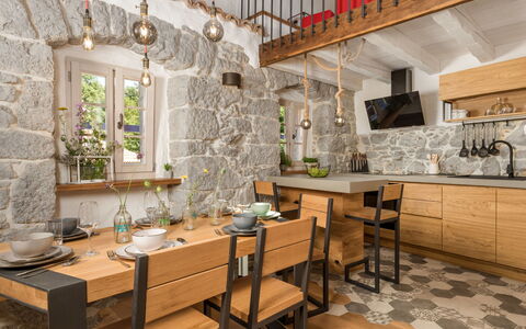 Villa Antonio: Table, Meubles, Comptoir, Propriété, Bâtiment, Cadre, Bois, Plante, Cuisine, Chaise