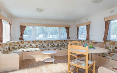 Lommel 100: Table, Fenêtre, Meubles, Bâtiment, Chaise, Sol, Bois, Canapé, Sol, Rideau