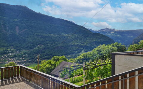Pina: Nuage, Ciel, Montagne, Bâtiment, Arbre, Bois, Végétation, Montagnes, Pente, Clôture