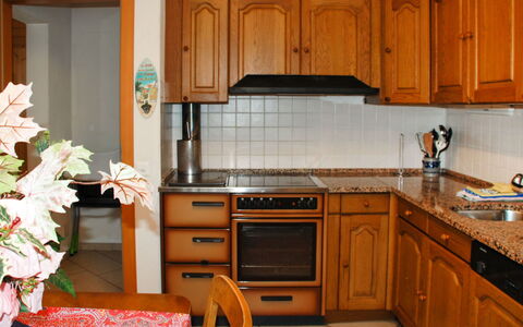 Pina: Cabinetry, Comptoir, Propriété, Evier, Évier, Appareil De Cuisine, Bois, Cuisine, Cuisinière, Tiroir