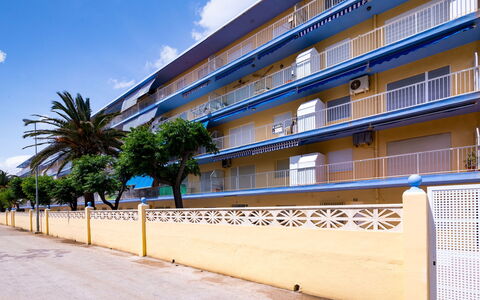Las Perlas: Nuage, Bâtiment, Ciel, Propriété, Fenêtre, Bleu Azur, Architecture, Arbre, Design Urbain, Condominium