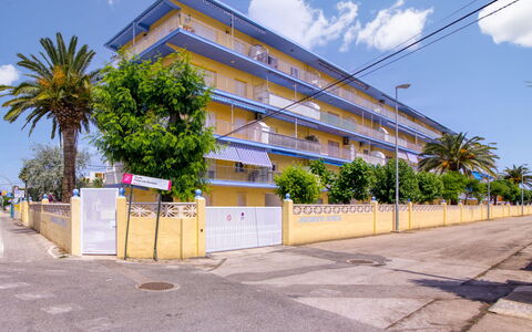 Las Perlas: Nuage, Ciel, Bâtiment, Arbre, Ombre, Design Urbain, Quartier, Zone Résidentielle, Asphalte, Maison