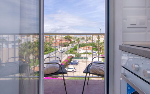 Las Perlas: Nuage, Bâtiment, Propriété, Ciel, Fenêtre, Architecture, Ombre, Design Intérieur, Sol