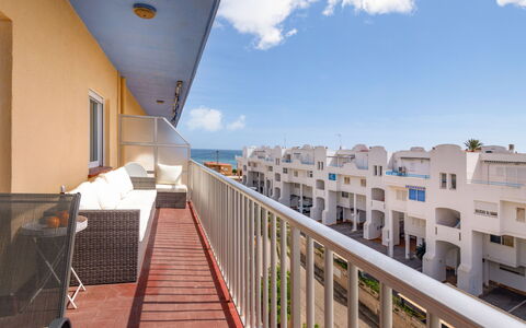 Las Perlas: Nuage, Ciel, Jour, Propriété, Bâtiment, Bleu Azur, Bois, Ombre, Condominium, Ligne