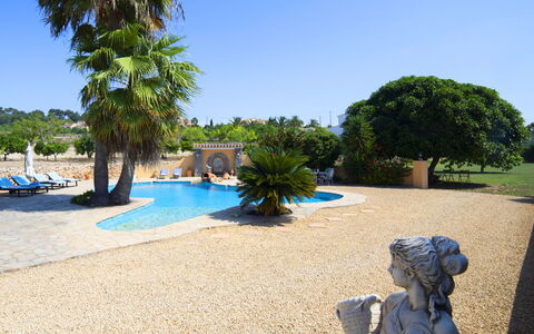 Los Mulet: Ciel, Plante, L'Eau, Arbre, La Nature, Bleu, Bleu Azur, Herbe, Ombre, Piscine