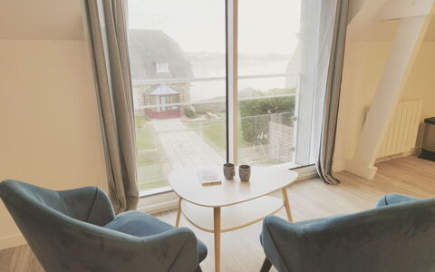 Plein Soleil: Meubles, Design Intérieur, Sol, Sol, Bois, Chaise, Textile, Pièce, Parquet, Salon