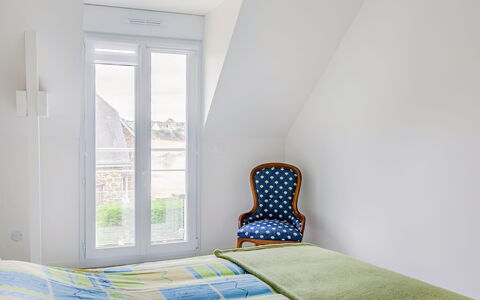 Plein Soleil: Meubles, Fenêtre, Bâtiment, Bleu Azur, Confort, Ombre, Textile, Maison, Bois