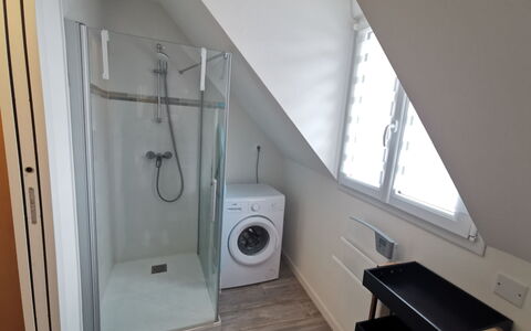 Plein Soleil: Propriété, Luminaire Plomberie, Buanderie, Salle De Bains, Bâtiment, Bois, Porte De Douche, Éclairage, Design Intérieur